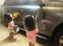 유승준, 쌍둥이 딸 공개...앙증맞은 손으로 세차 감동
