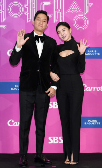 [포토]'동상이몽2' 최우성-김윤지 부부, '세련된 블랙 커플룩'