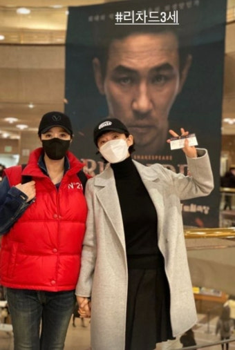 김혜수, 염정아 손 꼭 잡고 황정민 연극 관람 '훈훈 우정'