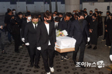 [포토]故 송해 발인, 운구하는 개그맨 후배들