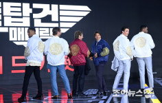 드림탑항공 | [포토]곤룡포 항공재킷 입은 탑건, '아이돌 포즈'