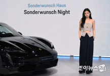 [포토]제니, 본인이 디자인 한 타이칸 4S 앞에서 멋지게