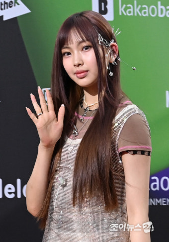 [포토]뉴진스 혜인, '우아한 손인사'