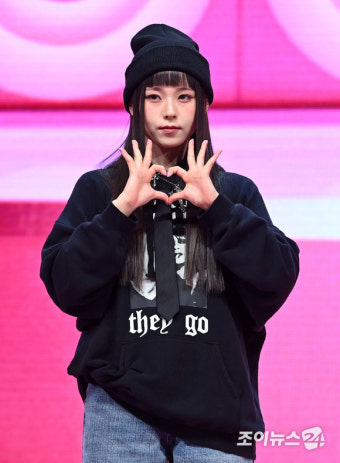 [포토]하트 선보이는 엔믹스 규진