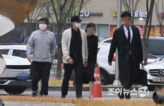 [포토]변호인단과 함께 법정 들어서는 신혜성