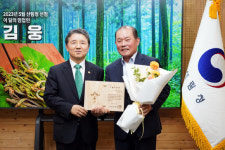 [포토] 남성현 산림청장, 이달(5월)의 임업인 전북 무주의 김 웅씨 포상