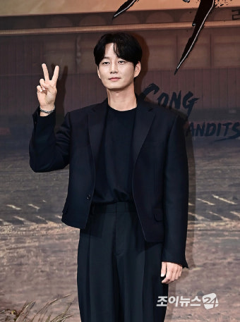 [종합] '도적:칼의 소리' 김남길·서현→이호정, 추석 휩쓸 통쾌 액션