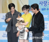 [포토]오늘도 사랑스럽개 차은우-박규영-이현우, 강아지 피나에 관심 집중