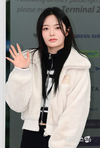 [포토]피프티 피프티 키나, 새초롬 손인사