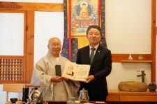 [포토] 남성현 산림청장, 서울 진관사 법해스님에 감사패 전달