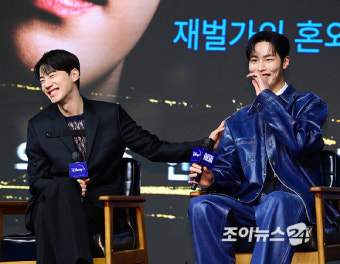 [포토]'로얄로더' 이재욱X이준영, 장르 의심케 하는 꽁냥꽁냥 브로맨스