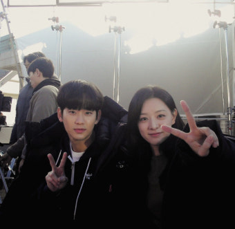'눈물의 여왕' 김수현x김지원, 곽동연이 찍어준 현장의 '백홍'
