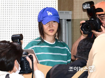 [포토]긴급 기자회견 참석하는 '뉴진스 엄마' 민희진 대표
