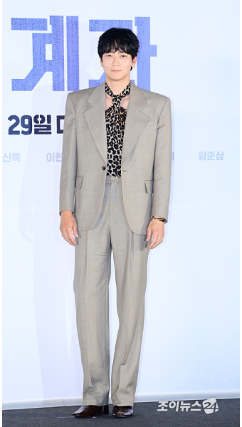 [포토]'설계자' 강동원, 엄청난 다리길이