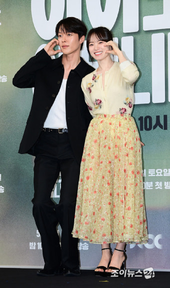 [포토]'히어로는 아닙니다만' 장기용, 천우희 위한 달콤 매너다리