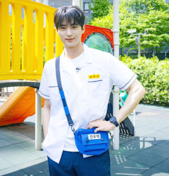 교복·명찰·시계…변우석, '런닝맨'에 뜬 류선재 'NO보정 우월 비주얼'