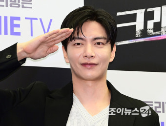 [포토]'크래시' 이민기, 브레인 형사의 거수경례