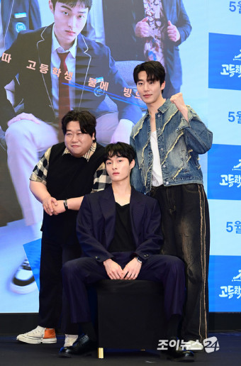 [포토]'조폭고' 윤찬영, 조폭 빙의 중이라 과감하게 쩍벌 포즈