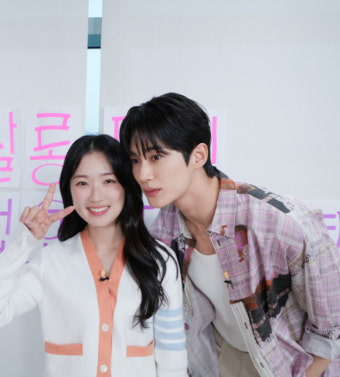 변우석x김혜윤, '살롱드립2' 현장 사진 투척…하트도 척척