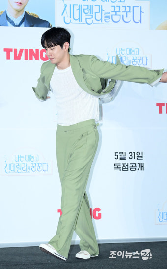 [포토]'나대신꿈' 이준영, 재벌 왕자의 재킷 날리기~