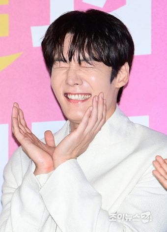 [포토]'낮과 밤이 다른 그녀' 최진혁, 부끄러운 꽃받침