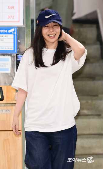 [포토]배임 혐의 경찰 조사 마친 민희진 대표, 취재진 바라보면 환한 미소