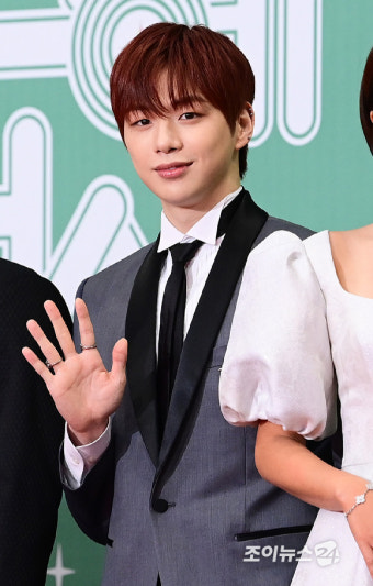 강다니엘, 전 소속사 스태프와 의리…에이라 전속계약