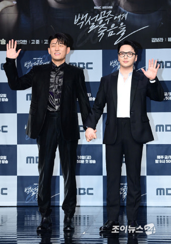 [포토]'백설공주에게 죽음을' 변요한X고준, 남녀 커플보다 더 꽁냥꽁냥 투샷