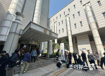 [포토] 뉴진스, 어도어 전속계약 소송 불출석⋯법원 앞에서 NJZ 응원하는 팬들