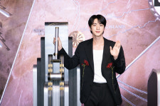 방탄소년단 진, 뉴욕 엠파이어 빌딩 물들였다 꿈·메시지 퍼지길