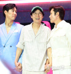 [포토] 좌 병헌·우 정재 황동혁 감독, 오징어게임 행복한 마무리