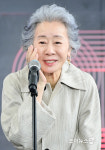 윤여정, 오스카 이어 美 에미상 새 역사 쓸까⋯여우조연상 후보
