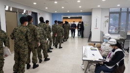 코로나19 속 인천 157곳 사전 투표 열기 ... 역대 투표율 경신?