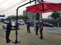 현대제철 인천 노동조합, 더운 여름 쉬어가세요...횡단보도 앞 파라솔 설치