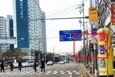 도로 위 이상한 신호등…차도 사람도 아찔한 횡단보도