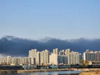 인천 서구 가방 창고서 큰 불…인근 주거단지 연기로 뒤덮여