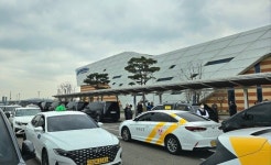 인천항 크루즈터미널 승객 잡아라...택시-콜밴 싸움 눈총 