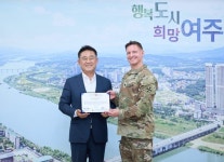 이충우 여주시장, 미8군 사령관으로부터 감사패 받아