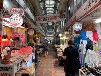 장마 언제까지?…치솟는 채솟값에 텅 빈 시장골목