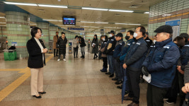 과천시, 출구 간 이동 불편 4호선 과천역과 정부과천청사역 역사에 통행 안내 인력 8명 배치