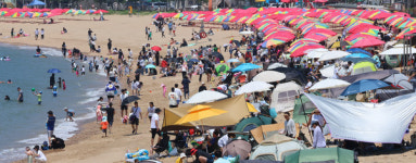 인천 을왕리, 하나개, 왕산 해수욕장 개장…7천여명 몰려
