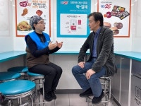 인천 찾은 조국…전당대회 앞두고 존재감 부각