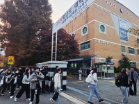 [2026 수능] 좋은 결과 있기를…인천 시험장 응원 행렬