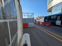 칼바람 맞으며 눈치 대기...공사 때문에 도로에 내몰린 버스 이용객