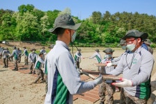 경남도 공무원들, 이제 또 영농현장으로