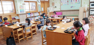 거제시 초교 방학돌봄교실 도시락 지원사업 호응 얻다