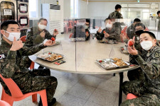 합천 쌍책면 농민들 첫 수확 딸기 장병들에게 전달