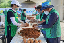 새마을운동합천군회 ‘친환경 흙공 만들기’ 구슬땀
