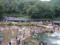 휴가철 맞은 지리산 계곡, 불법 평상 영업에 방역 해이까지
