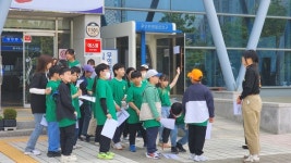 진해구, 제황초등학교 학생들에게 구청 견학 기회 제공